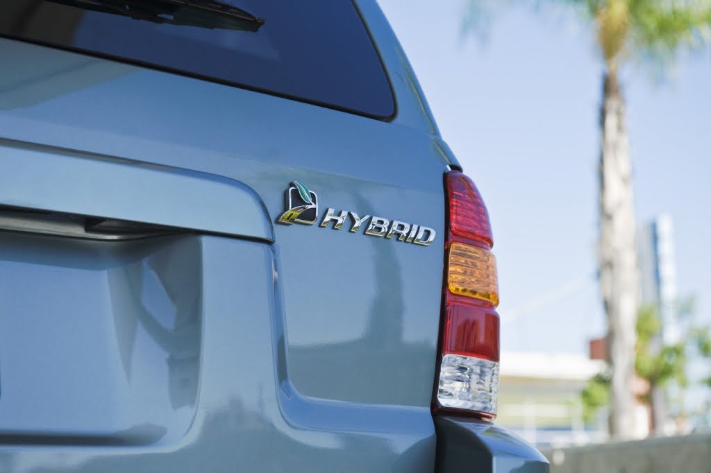 Hybryda plug-in –&nbsp;co&nbsp;to jest i&nbsp;czym różni się od&nbsp;zwykłej hybrydy?