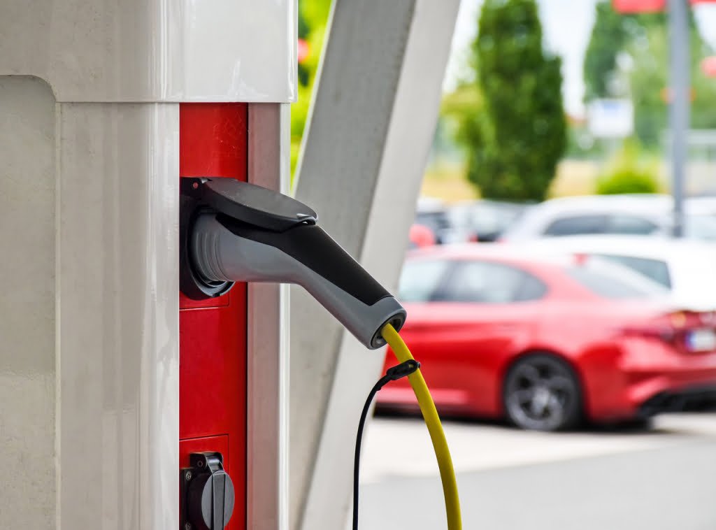 Kolejne miasta budują stacje ładowania samochodów elektrycznych