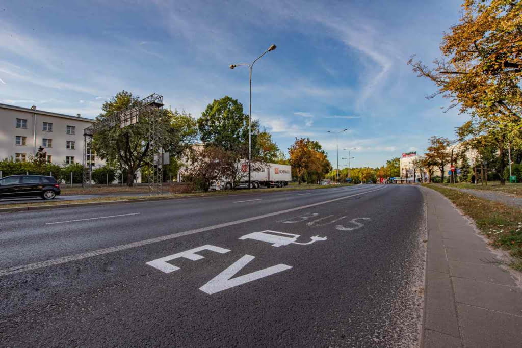 Nowe oznakowania drogowe dla&nbsp;samochodów elektrycznych