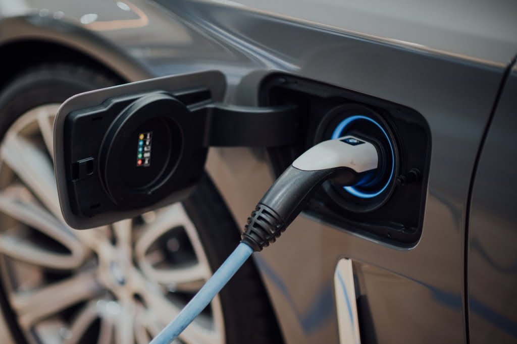 Rośnie sprzedaż samochodów elektrycznych w&nbsp;Polsce i&nbsp;na świecie