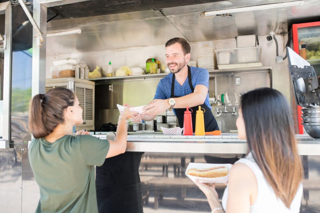 Jak otworzyć food trucka i&nbsp;rozkręcić gastronomiczny biznes na&nbsp;kółkach?