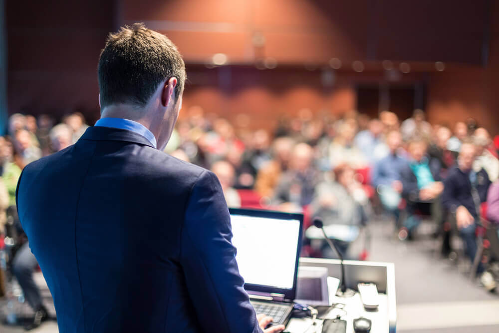 Konferencje biznesowe –&nbsp;7&nbsp;powodów, dla&nbsp;których warto brać w&nbsp;nich udział